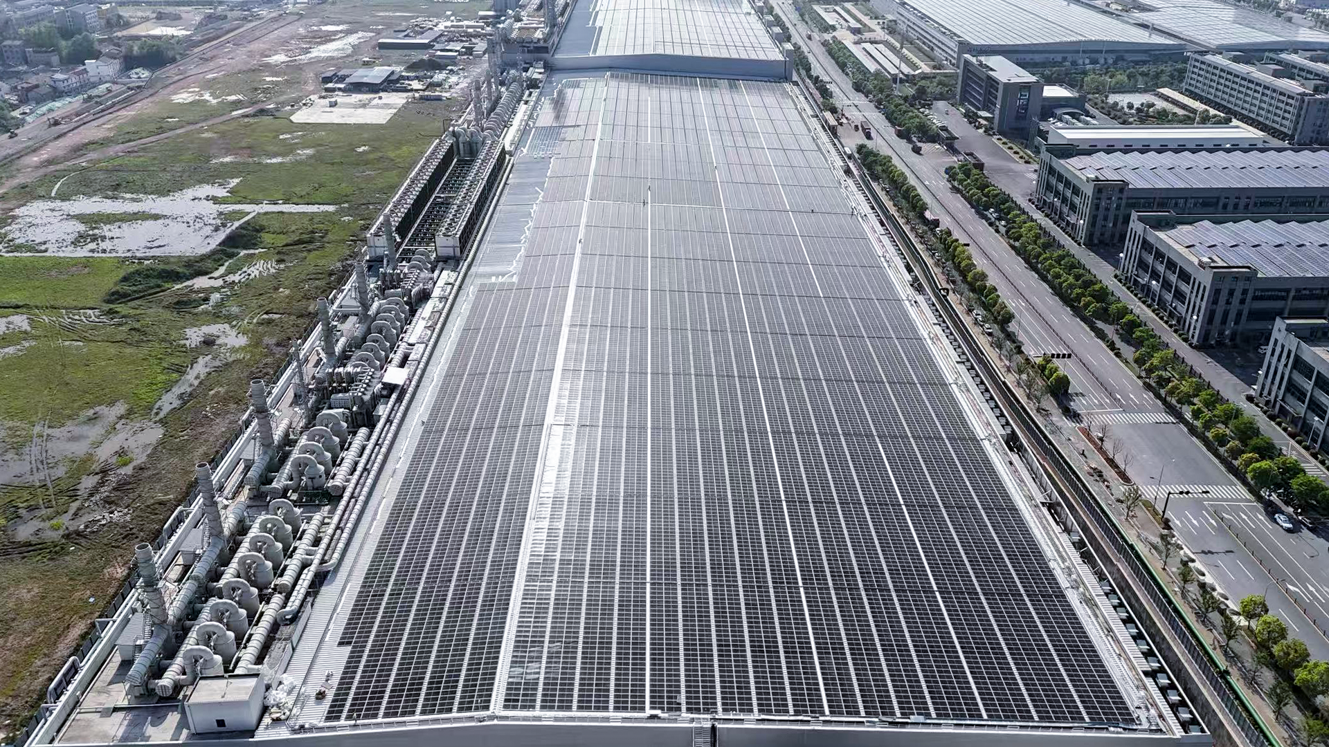 賦能綠色能源產(chǎn)業(yè)升級 美的光伏 & 中廣核 & 愛旭 18MW 屋頂光伏發(fā)電項(xiàng)目順利并網(wǎng)